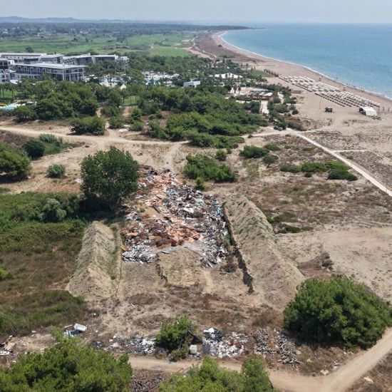 سحب شهادة «صديقة السلاحف» من فندق 5 نجوم في أنطاليا بعد تحويل كثبانها إلى مكب نفايات