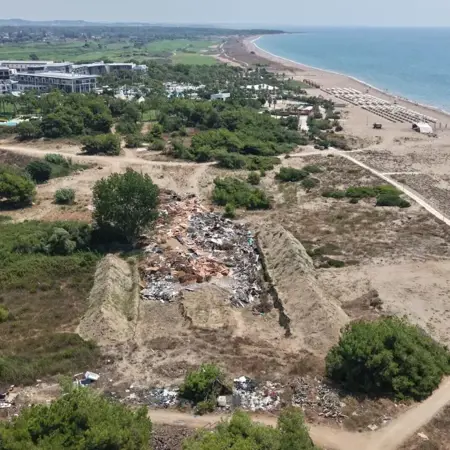سحب شهادة «صديقة السلاحف» من فندق 5 نجوم في أنطاليا بعد تحويل كثبانها إلى مكب نفايات