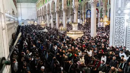 إقامة أول صلاة جمعة في الجامع الأموي بدمشق بعد سقوط نظام البعث