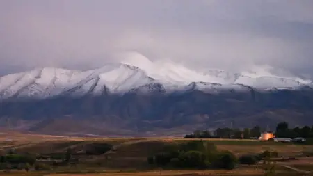 الثلوج تتساقط بكثافة على المناطق المرتفعة في ولايتي فان وهكاري