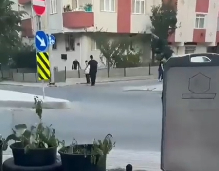 أجنبي يسدد عدة طعنات لطفل تركي في بيوك تشكمجه باسطنبول