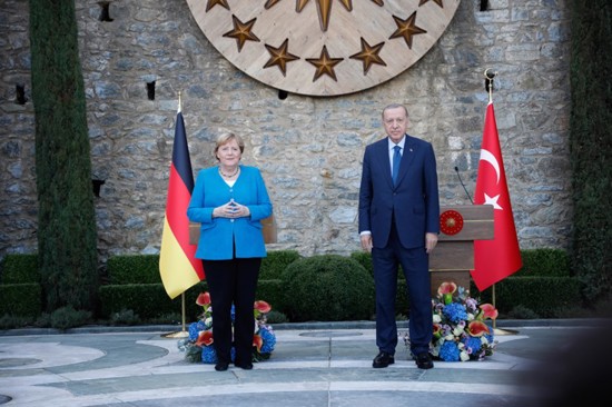 أردوغان وميركل يناقشان التطورات في سوريا وليبيا والإسلاموفوبيا بأوروبا