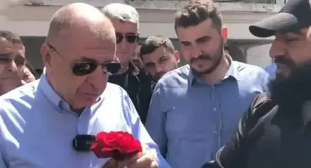 شاب سوري يحرج أوميت أوزداغ:" سيفوز أردوغان وسنذهب سويًا نحن وأنت إلى سوريا"