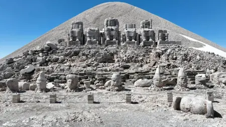 لم يتأثر بالزلازل  ..جبل نمرود بتركيا ينتظر زواره