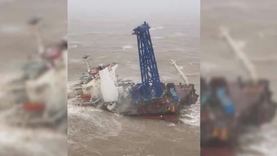 فقدان 27 شخصًا بعد انشطار سفينتهم بسبب إعصار في بحر الصين الجنوبي 