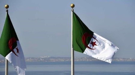 احتجاجاً على تصريحات ماكرون.. الجزائر تستدعي سفيرها لدى باريس