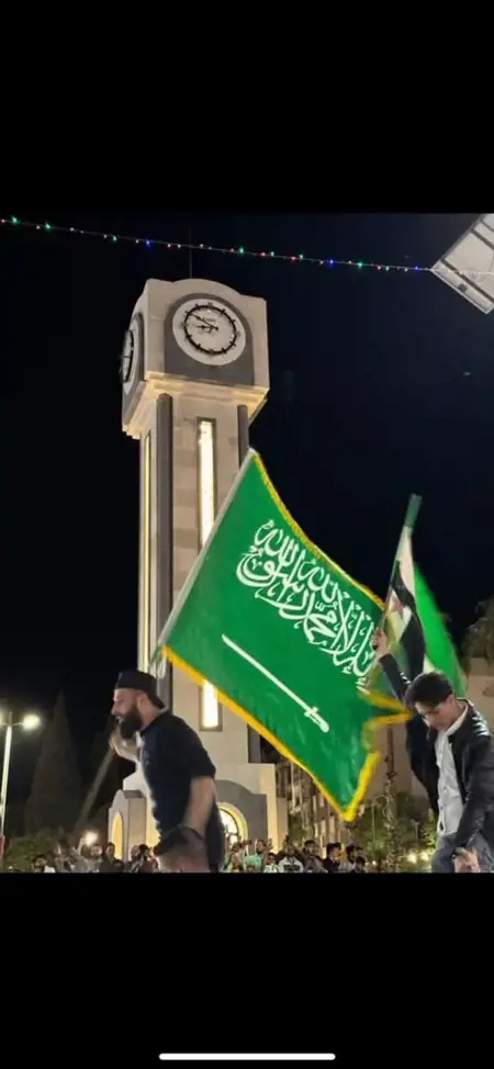 رفع علم السعودية في مدينة حمص السورية