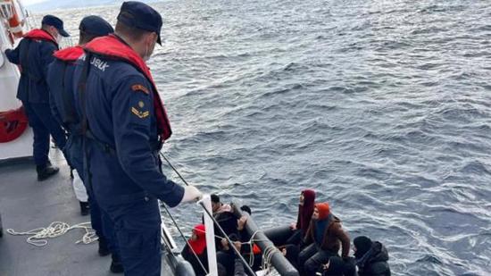 إنقاذ 12 مهاجر غير نظامي قبالة سواحل جناق قلعة