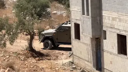 مستوطن بزيّ عسكري يعتدي على فلسطينيين في حوارة بالضفة.. وكاميرات المراقبة تفضحه