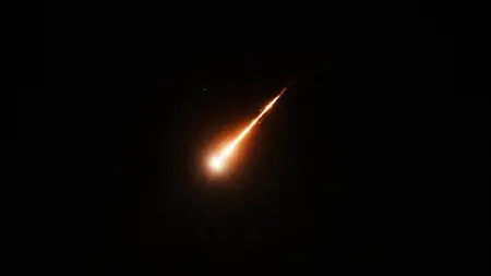 عاجل.. الولايات المتحدة تشن هجوماً جديداً على إيران بـ10 إلى 11 صاروخاً استهدف جزيرة قشم