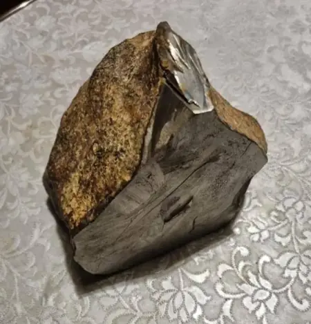 أردني يعرض نيزكاً ضخماً ونادراً للبيع أردني يعرض نيزكاً ضخماً ونادراً للبيع