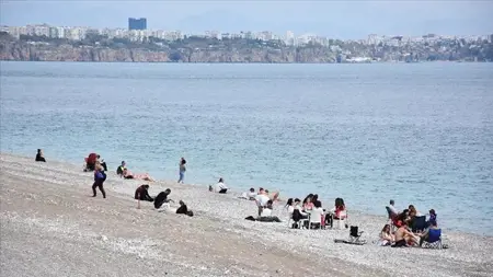سواحل أنطاليا التركية تشهد إقبالا لافت من المواطنين والسياح