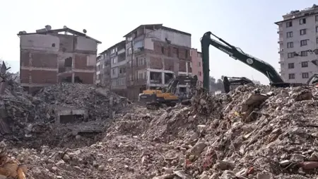 بدء إزالة الأنقاض في 52 مبنى آخر في ولاية هاتاي التركية