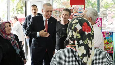 أردوغان يلتقط صورًا مبهجة مع المواطنين الأتراك في محل بقالة