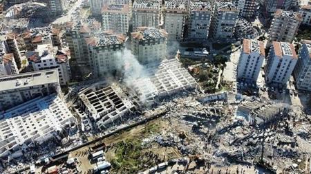 السلطات التركية تقبض على مهندس مجمع "Rönesans"  الذي انهار وقتل ساكنيه بالزلزال