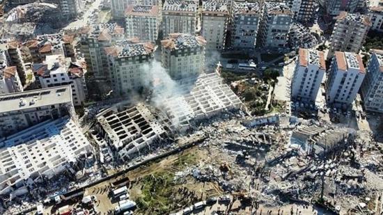 السلطات التركية تقبض على مهندس مجمع "Rönesans"  الذي انهار وقتل ساكنيه بالزلزال
