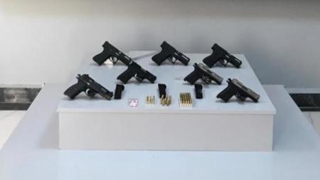 ضبط 7 مسدسات غير مرخصة في سيارة بمدينة اوشاك