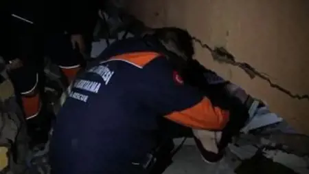 إنقاذ 4 أشخاص بينهم طفل من تحت الأنقاض في هاتاي