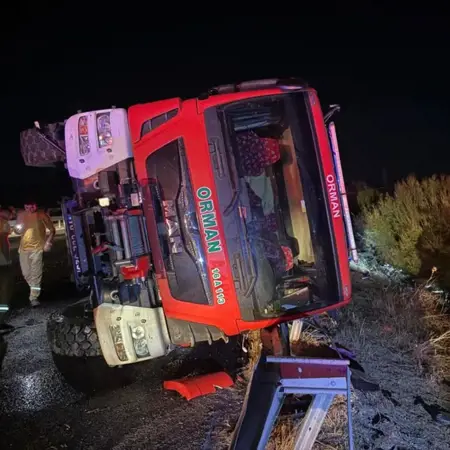 انقلاب شاحنة إطفاء عائدة من حريق موغلا على طريق سريع.. إصابة 5 عمال غابات