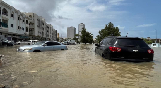 الأمطار الغزيرة تتسبب في سيول جارفة بالإمارات العربية المتحدة