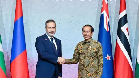 وزير الخارجية التركي يلتقي بالرئيس الإندونيسي ويدودو