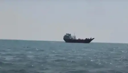 خلال شهر.. جماعة الحوثي تعلن استهداف 8 سفن سعودية ومنع عبور 48 أخرى