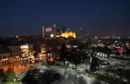 إسطنبول تحتفل بأول صلاة تراويح في رمضان