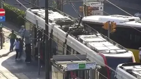 اصطدام حافلة متروبوس بالترام في اسطنبول