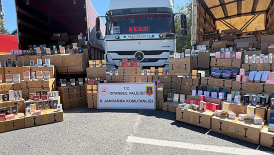 ضبط نحو 200 ألف عبوة عطر مقلدة بحيلة رموز QR في إسطنبول