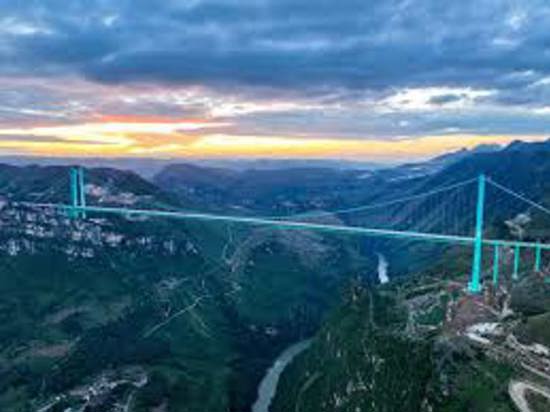 جسر الأعلى في العالم مع مقهى فوق السحاب