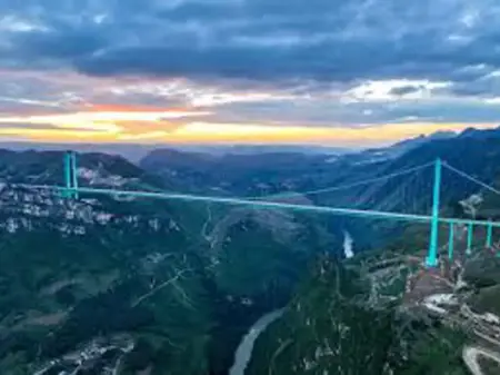 جسر الأعلى في العالم مع مقهى فوق السحاب