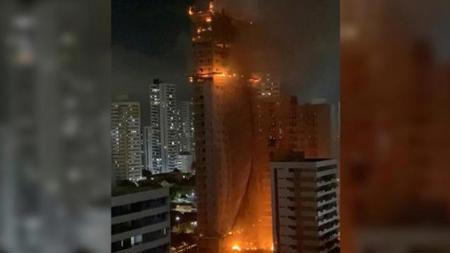 اندلاع حريق مهول في ناطحة سحاب في البرازيل