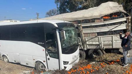 اصطدام حافلة تقل محكوم عليهم بالسجن بشاحنة بضائع في ولاية مرسين التركية