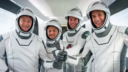 رائد الفضاء التركي غزر أوجي يوجه رسالة من داخل كبسولة "دراغون"