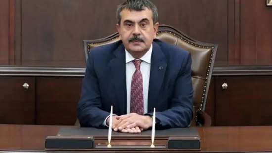 وزير التعليم التركي يحذر من خطر السوشيال على الأطفال وزير التعليم التركي يحذر من خطر السوشيال على الأطفال
