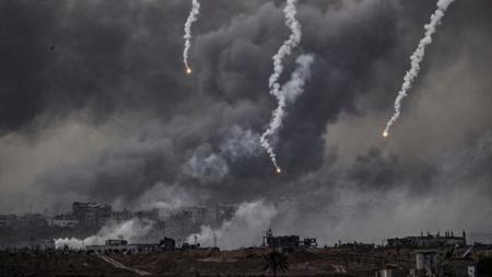 الإحتلال يكثف هجماته على قطاع غزة قبل ساعات من بدء الهدنة