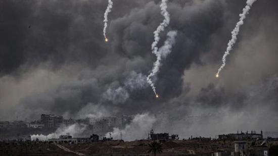 الإحتلال يكثف هجماته على قطاع غزة قبل ساعات من بدء الهدنة