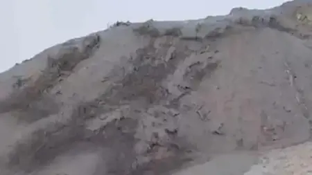 ظاهرة نادرة في إيران: بركان «بندر تنگ» يقذف الطين بدل الحمم ويغطّي المنطقة