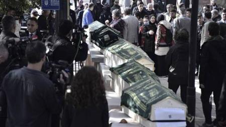 بمشاركة وزير الداخلية التركي ..تشييع حاشد لجنازة عائلة سورية قضت بحريق في بورصة