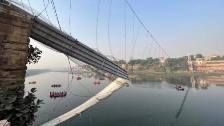 ارتفاع حصيلة قتلى الجسر المنهار في الهند