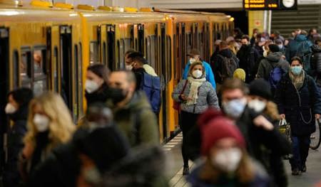 برلين تعلن إلغاء إلزامية ارتداء الأقنعة في وسائل النقل