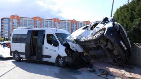 قونية: اصطدام حافلتين بشكل مروع أسفر عن إصابة 14 جريح