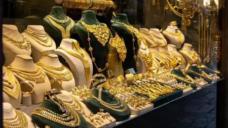 الذهب يكسر سلسلة خسائر ثلاثة أيام: الأونصة فوق 4,400 دولار والغرام يلامس 6,890 ليرة