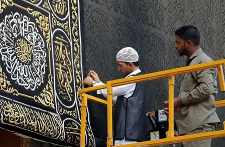 "يحدث الآن".. تغيير كسوة الكعبة المشرفة
