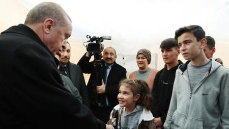 أردوغان يجري زيارة للمتضررين من الزلزال بولاية غازي عنتاب