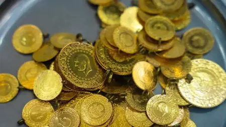 الذهب يقترب من مستوى قياسي
