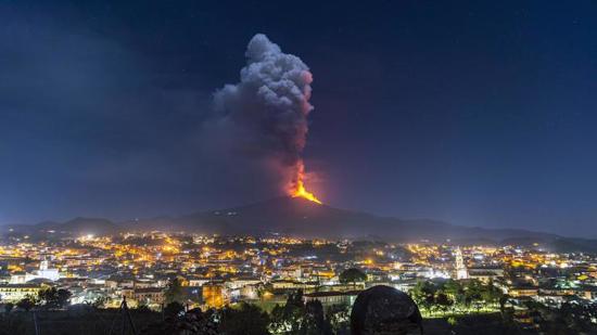 انفجار بركان جبل إتنا بجزيرة صقلية الإيطالية