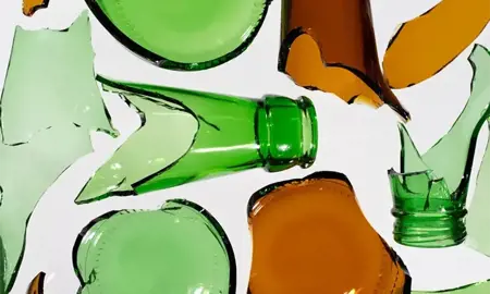 وداعاً لأسفلت الماضي.. الزجاج المكسور يرصف طرق المستقبل