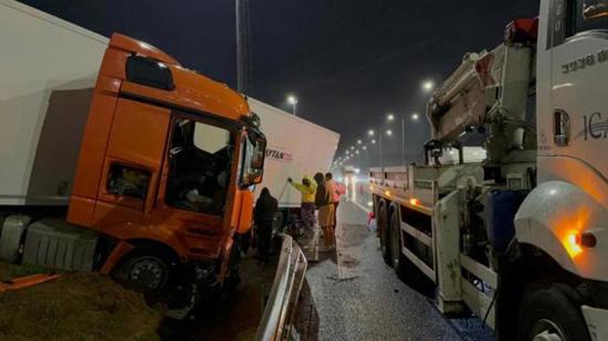 أمطار غزيرة تتسبب في حوادث مرورية متعددة بإسطنبول