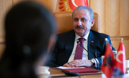 رئيس البرلمان التركي يتلقى الجرعة الثالثة من لقاح "توركوفاك"